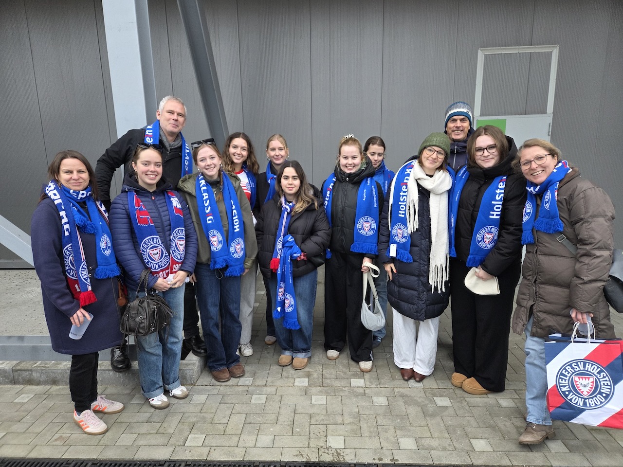 das Geschichtsprofil und einige glückliche KollegInnen der Hebbelschule konnten auf Einladung von Holstein Kiel das Spiel gegen Düsseldorf live im Stadion mitverfolgen.